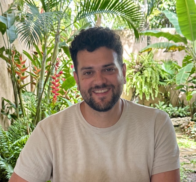 עידן, הנדסאי בניין ומפקח בנייה בקוסמוי